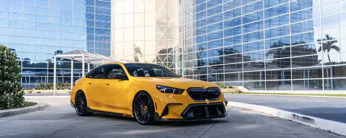 UltraWide 32:9 обои тротуар (3840x1080): BMW M5, седан, карбон, спорткар