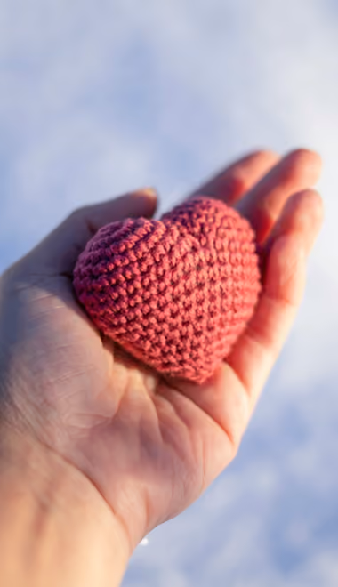 Craft Wallpapers for iPhone 6/6S/7/8/SE2/SE3 (750x1334): Valentine's Day, heart, love, gift