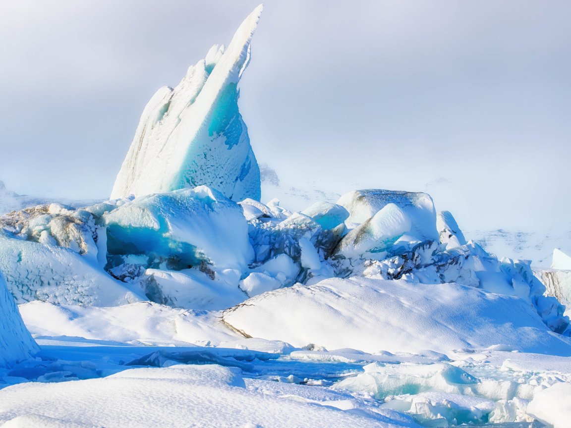 Blue-white glacier in the morning - XGA+ wallpapers in 1152x864 resolution