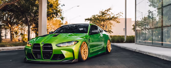 UltraWide 32:9 обои (3840x1080): BMW M4, обвес, карбон, дорога