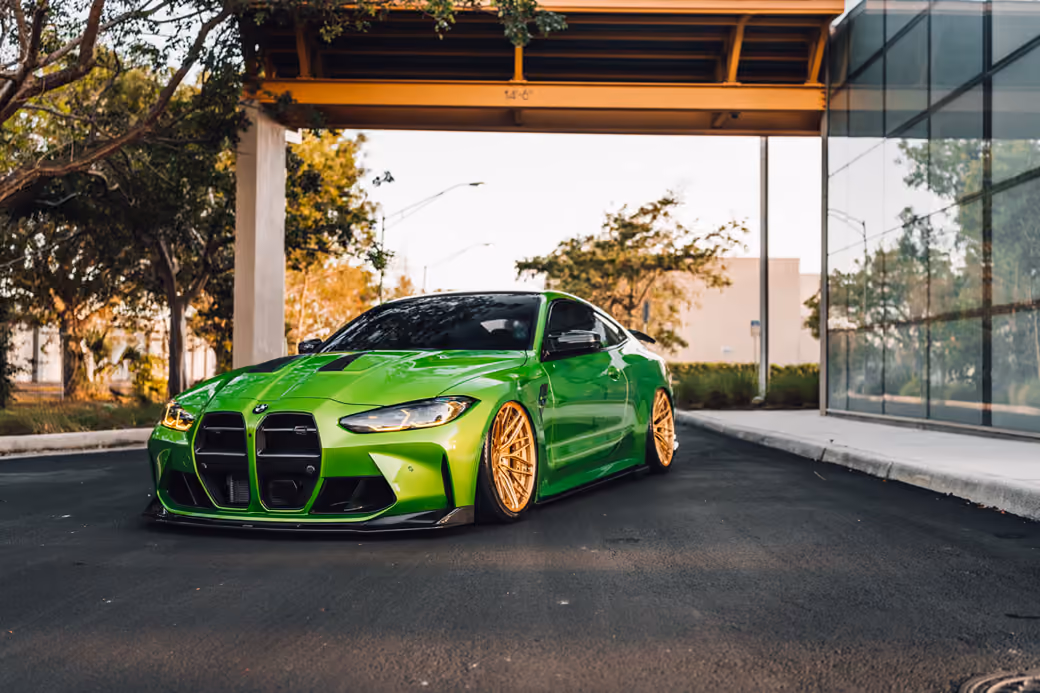 BMW M4 G82 вид сбоку — обои на рабочий стол и телефон