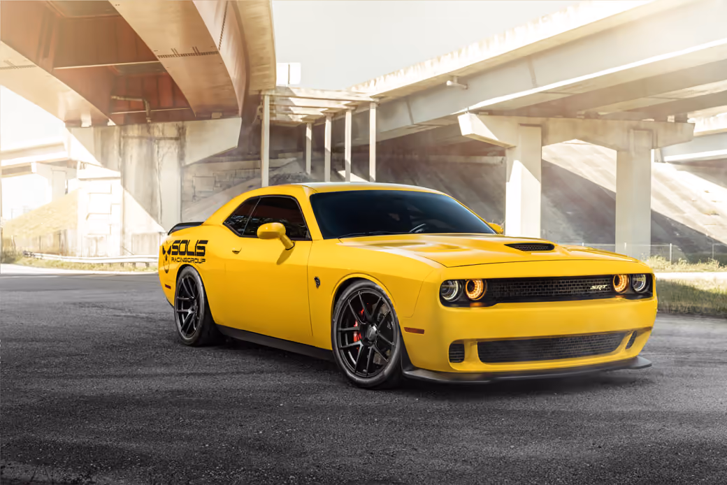 Жёлтый Dodge Challenger SRT — обои на рабочий стол и телефон