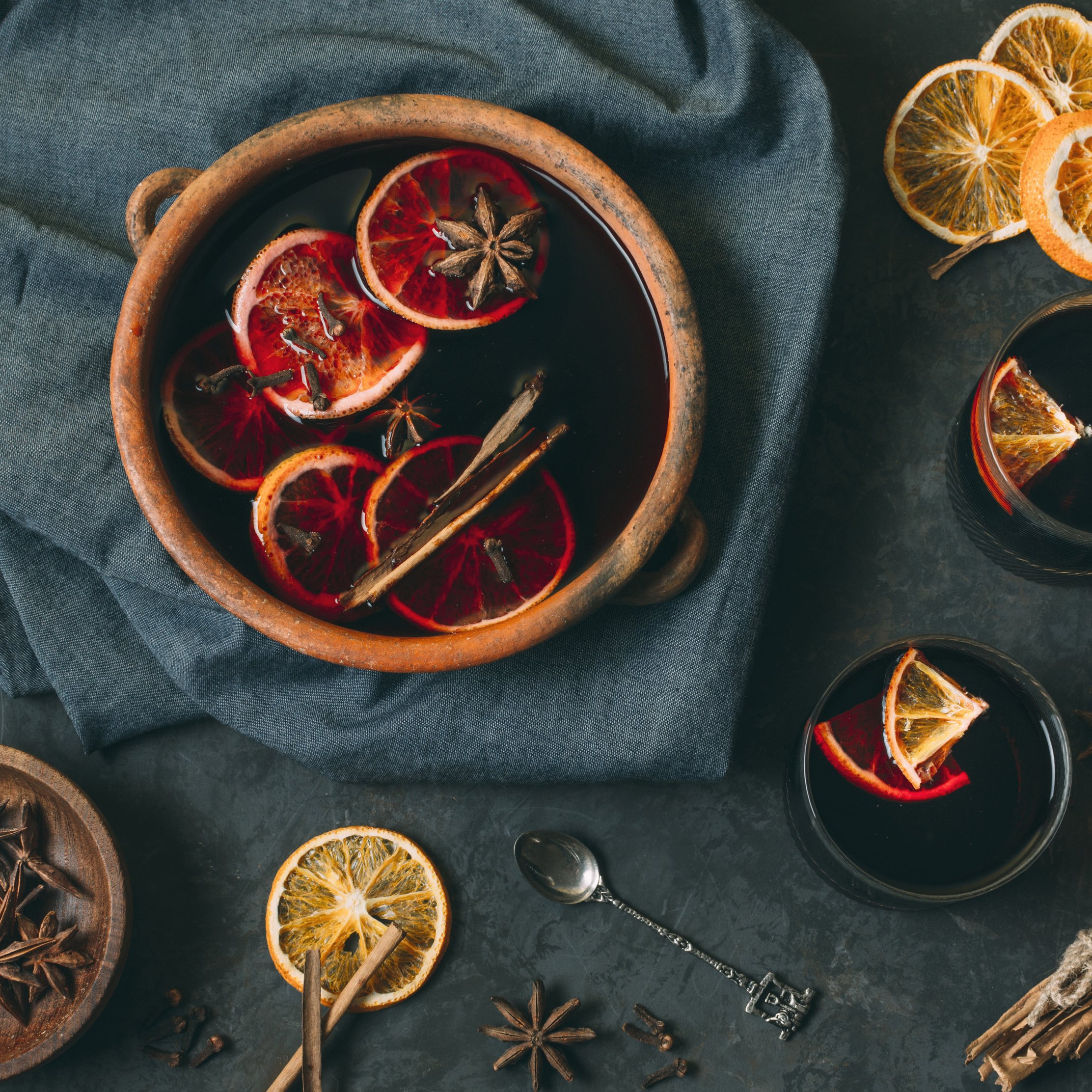 Mulled wine with cinnamon and oranges - Wallpapers for iPad Pro 10.5″ in 2224x2224 resolution