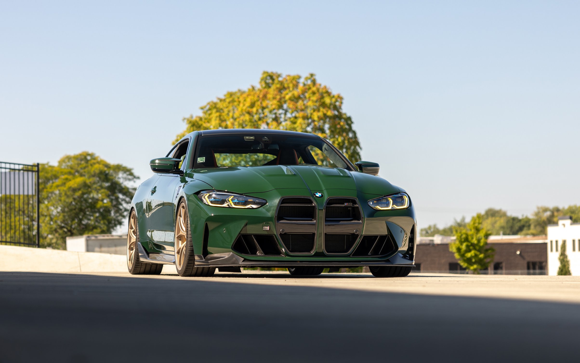 BMW M4 G82 with gold wheels - Wallpapers for MacBook Neo in 2408x1506 resolution