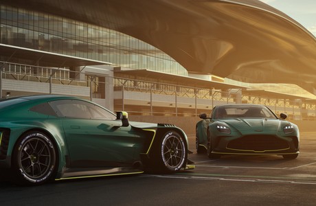 Гоночные автомобили Aston Martin на автодроме