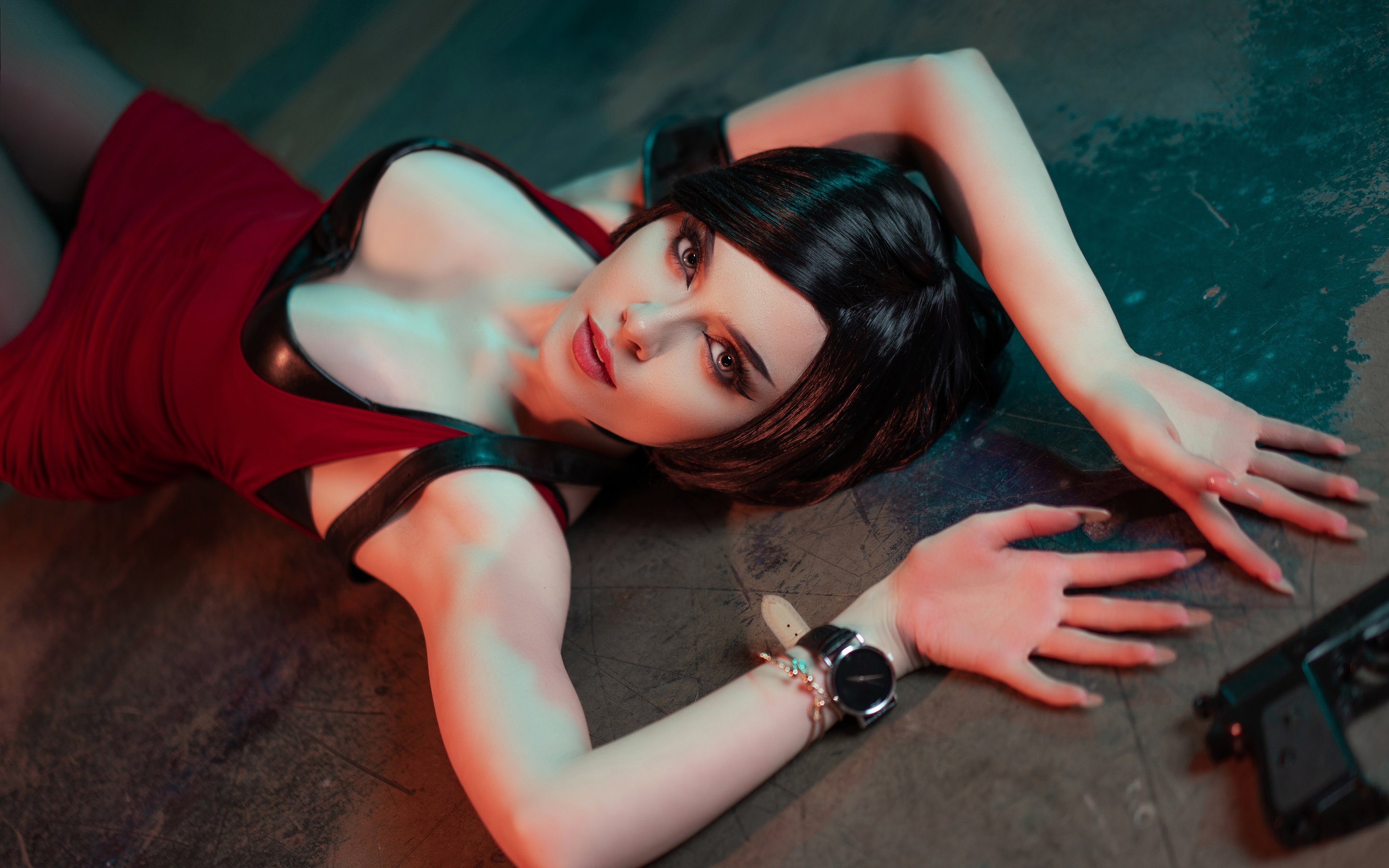 Ilona Bugaeva cosplaying Ada Wong - Wallpapers for Apple MacBook 15″ in 2880x1800 resolution