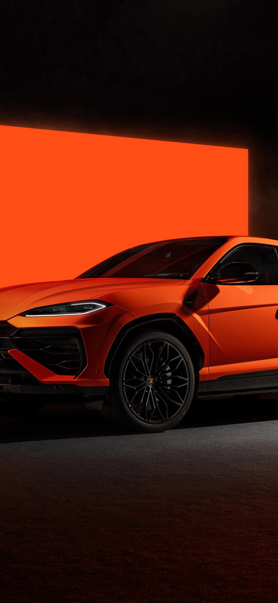 Lamborghini Urus SE in orange on the side - Wallpapers for iPhone 14 Pro/15 Pro in 1179x2556 resolution