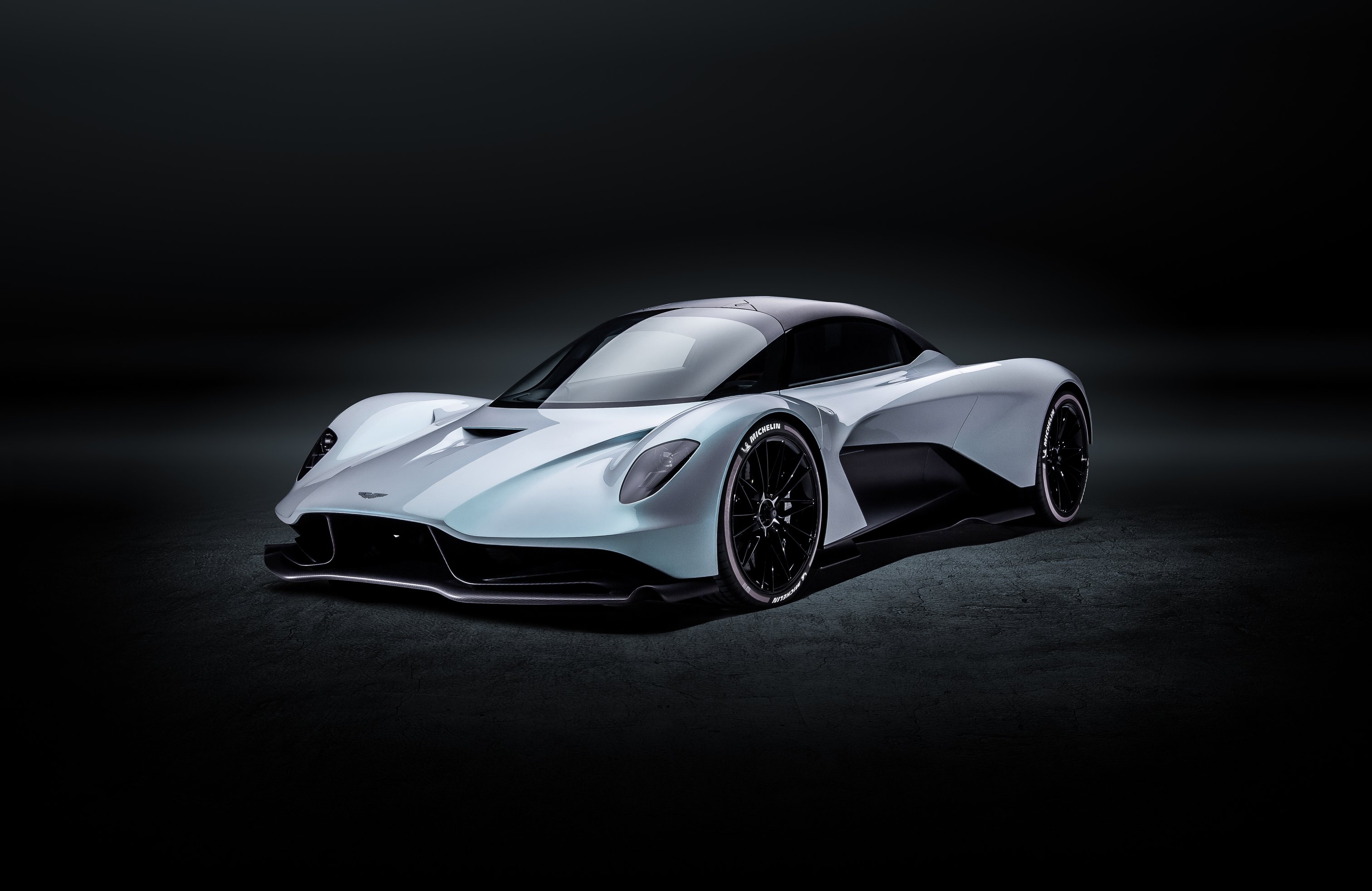 Aston Martin Valhalla вид спереди - Обои для Apple MacBook 14.2″ в разрешении 3024x1964