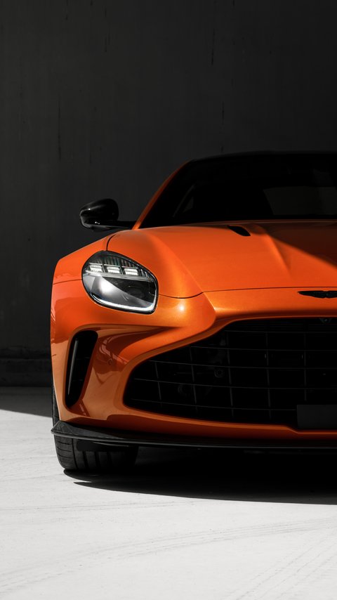 Aston Martin Vantage Middle East in dramatic lighting - Wallpapers for LG/ASUS in 480x854 resolution