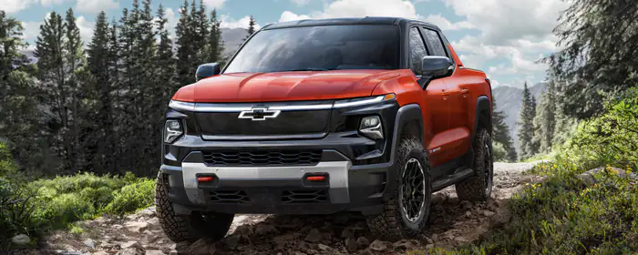 UltraWide 32:9 обои бездорожье (3840x1080): Chevrolet Silverado EV, электромобиль, пикап, бездорожье