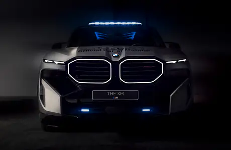 8K обои гонка (7680x4320): BMW XM, MotoGP, гонка, спортивный внедорожник
