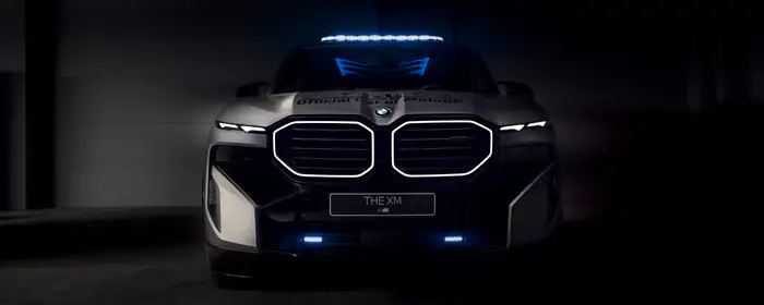Обои машины: BMW XM, MotoGP, гонка, спортивный внедорожник