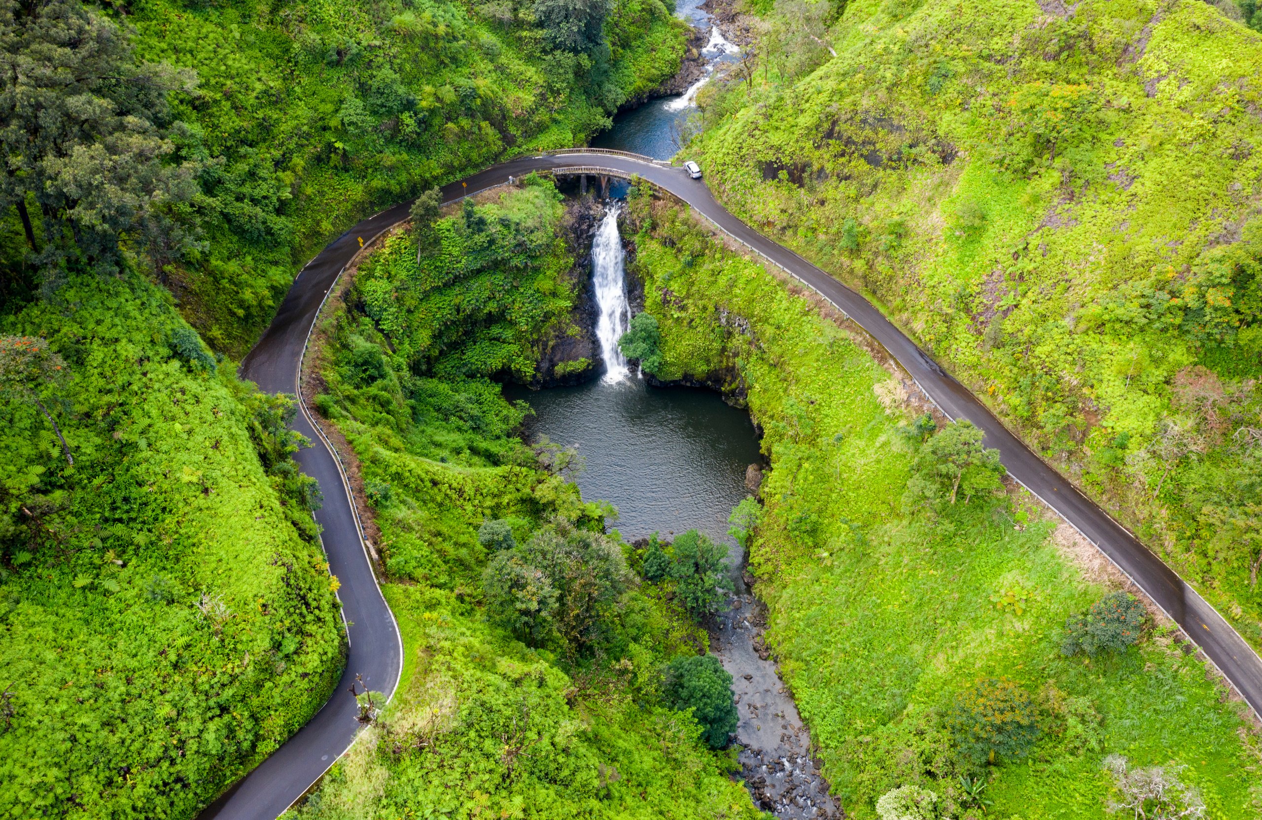 Tropical Waterfall in Hawaii - Wallpapers for Apple MacBook Air 13 M2″ in 2560x1664 resolution