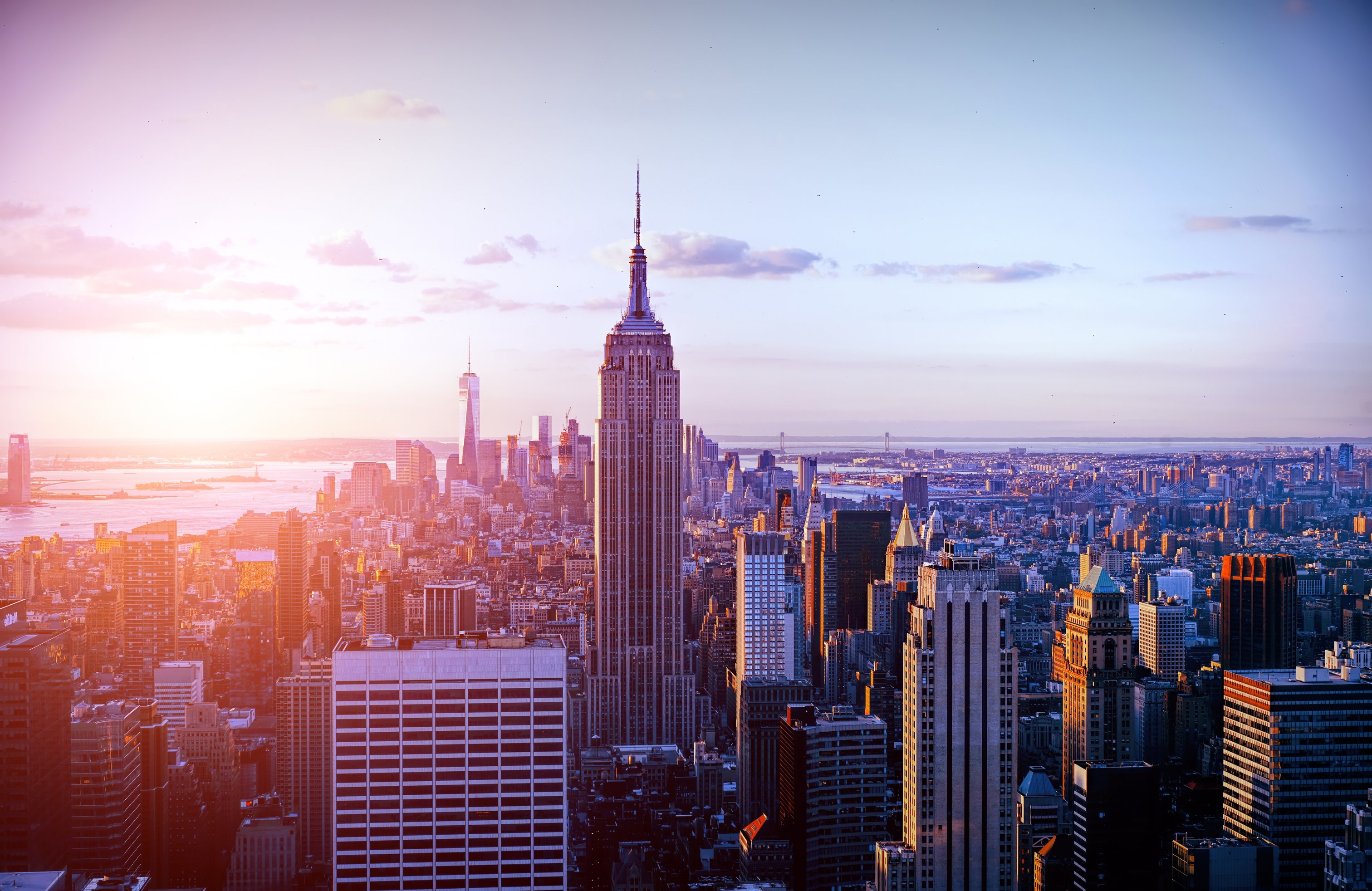 Sunset over New York skyscrapers - Wallpapers for Apple MacBook 14.2″ in 3024x1964 resolution