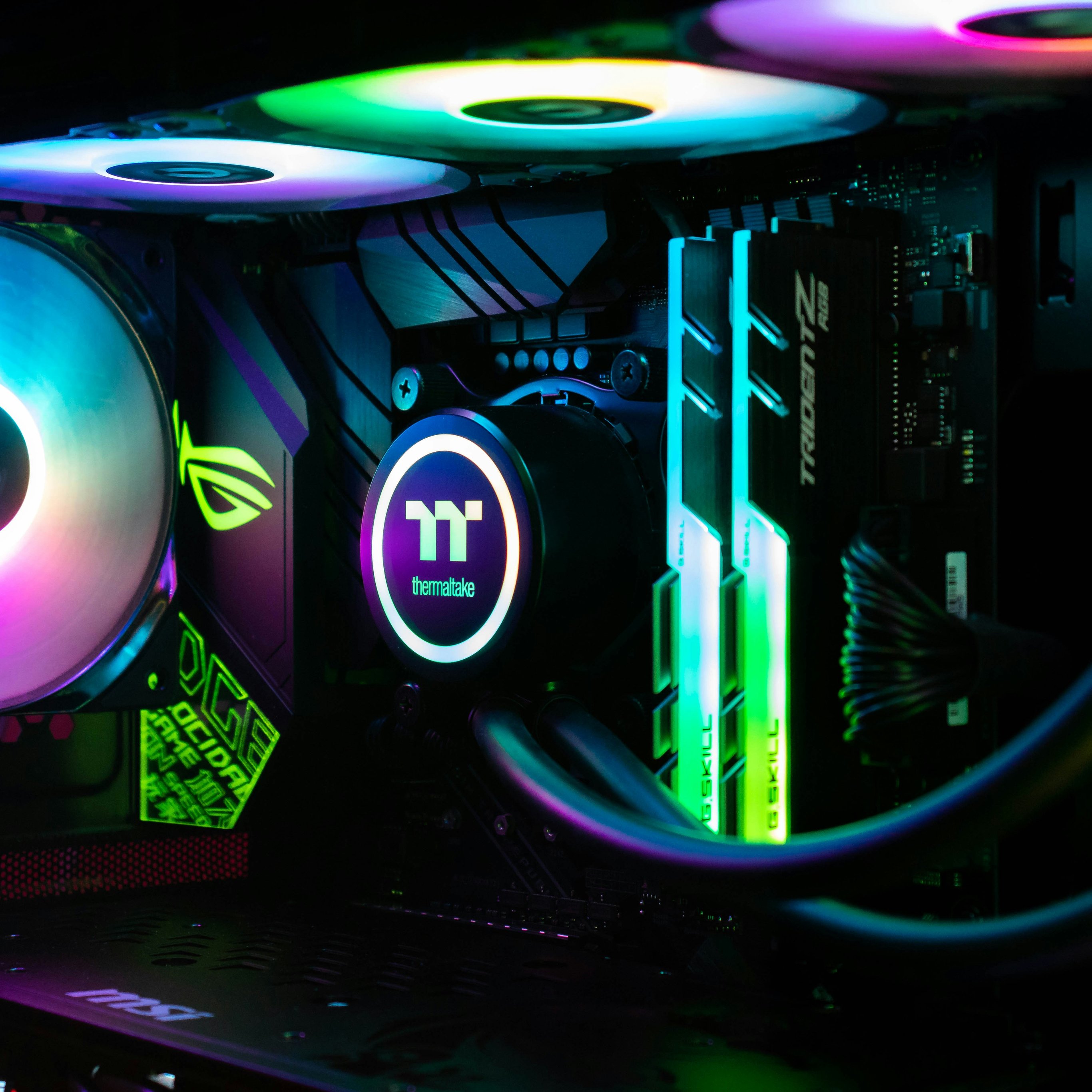 PC components with RGB backlight - Wallpapers for iPad Pro 12.9″ in 2732x2732 resolution