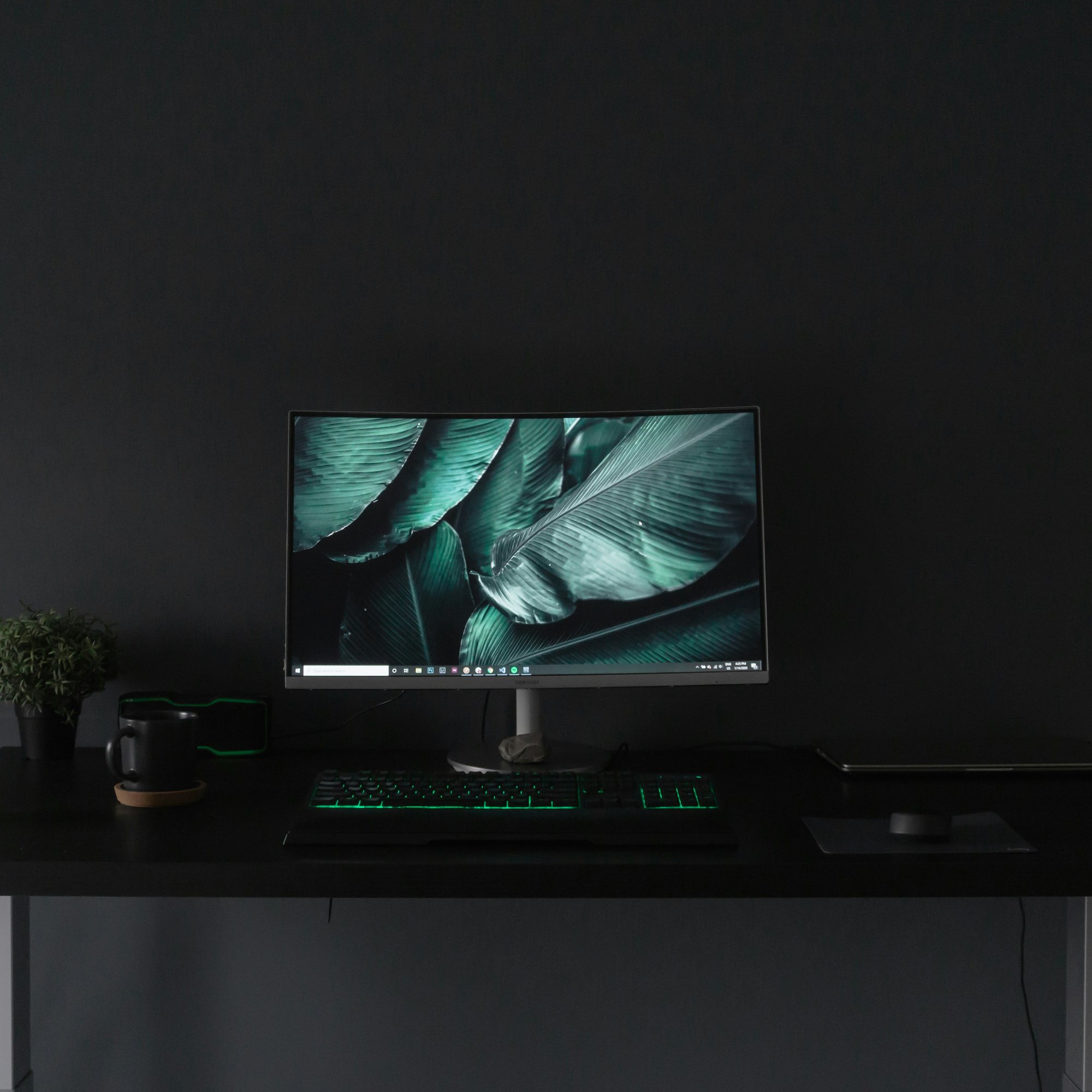 Modern Minimalist Workspace with Computer - Wallpapers for Samsung/Xiaomi in 2000x2000 resolution