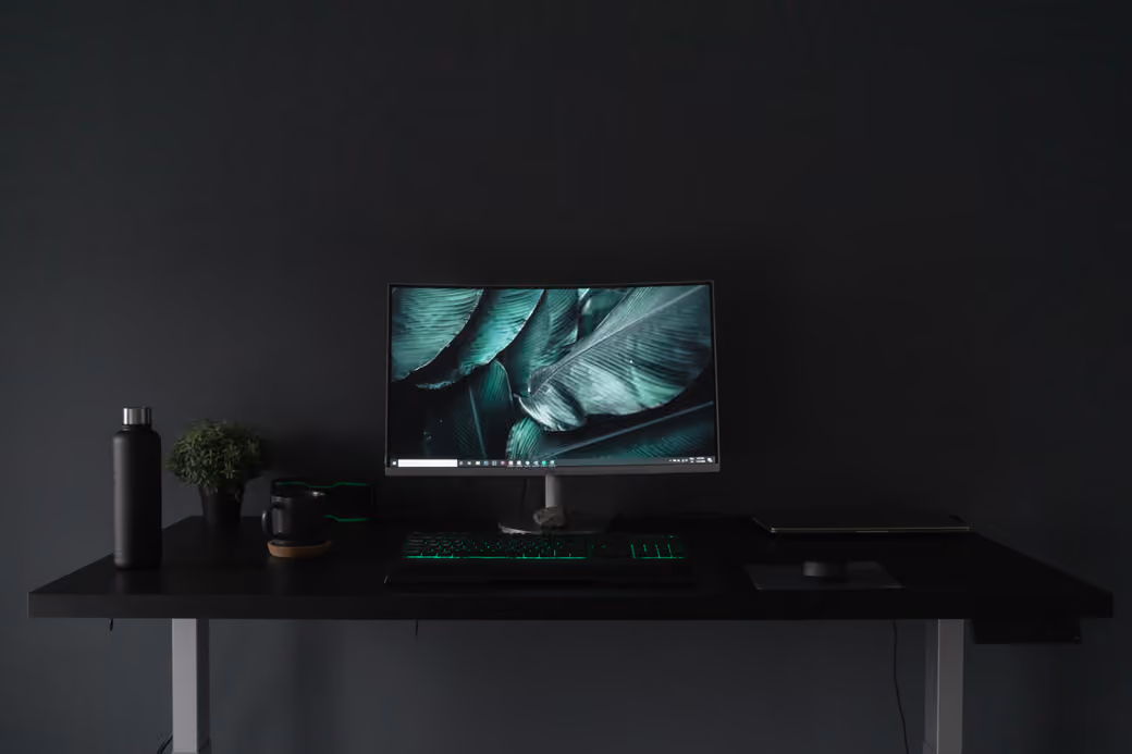 Modern Minimalist Workspace with Computer - Wallpapers for Apple iMac 21.5″ in 4096x2304 resolution