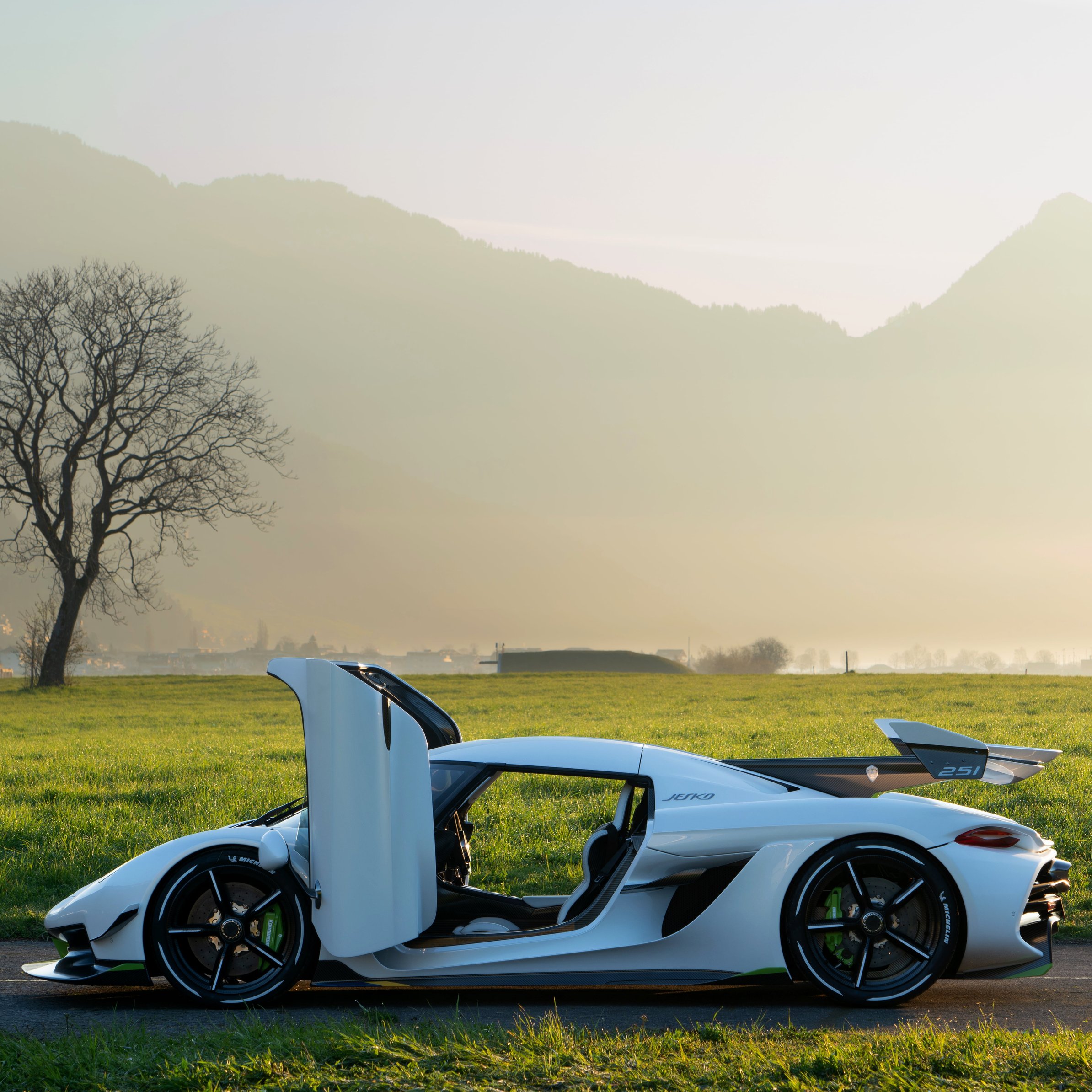 Koenigsegg Jesko с открытыми вверх дверями - Обои для iPad Pro 11″ в разрешении 2388x2388
