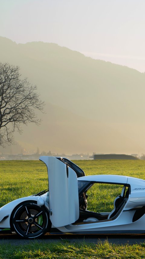 Koenigsegg Jesko with the doors open up - Wallpapers for LG/ASUS in 480x854 resolution
