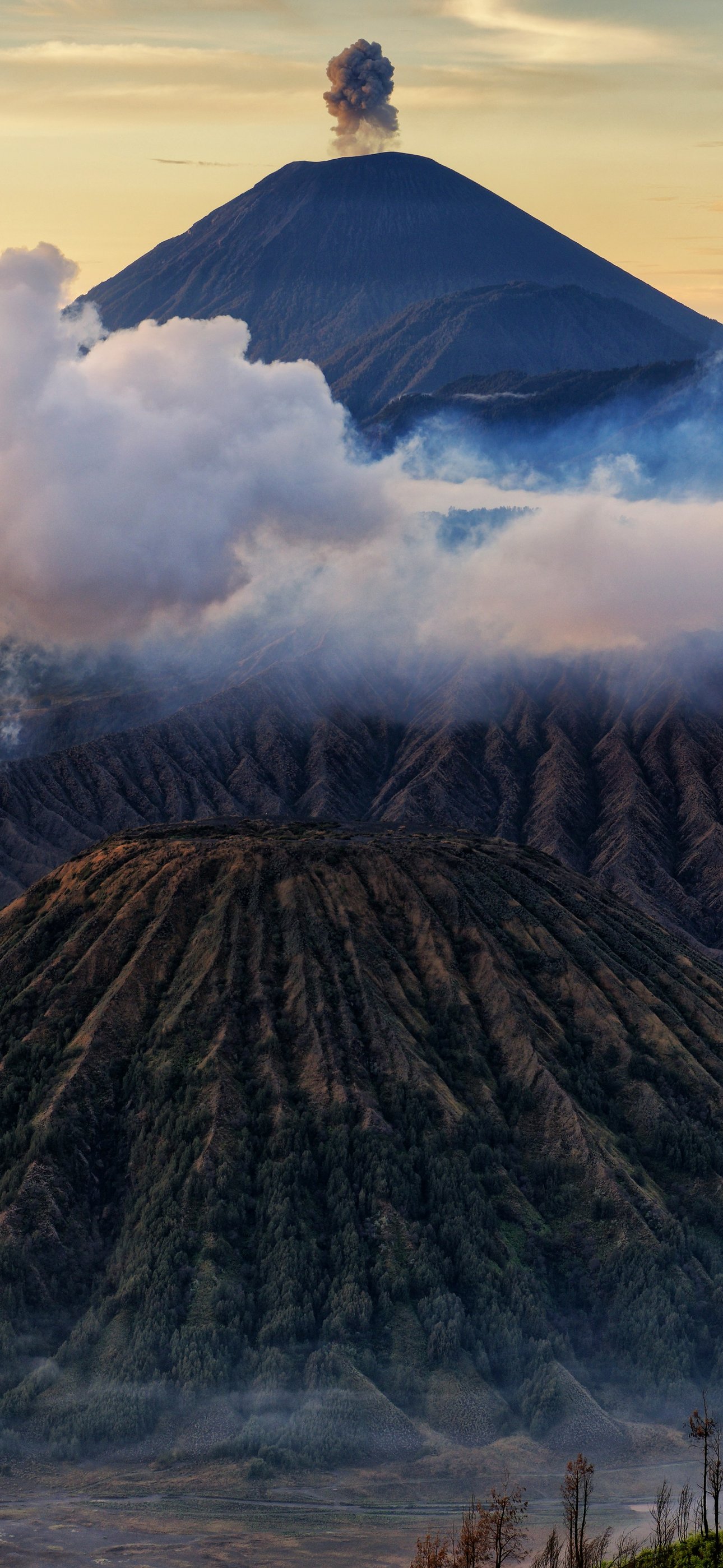 Bromo volcano on the island of Java - Wallpapers for iPhone 15 Pro Max/14 Pro Max in 1290x2796 resolution