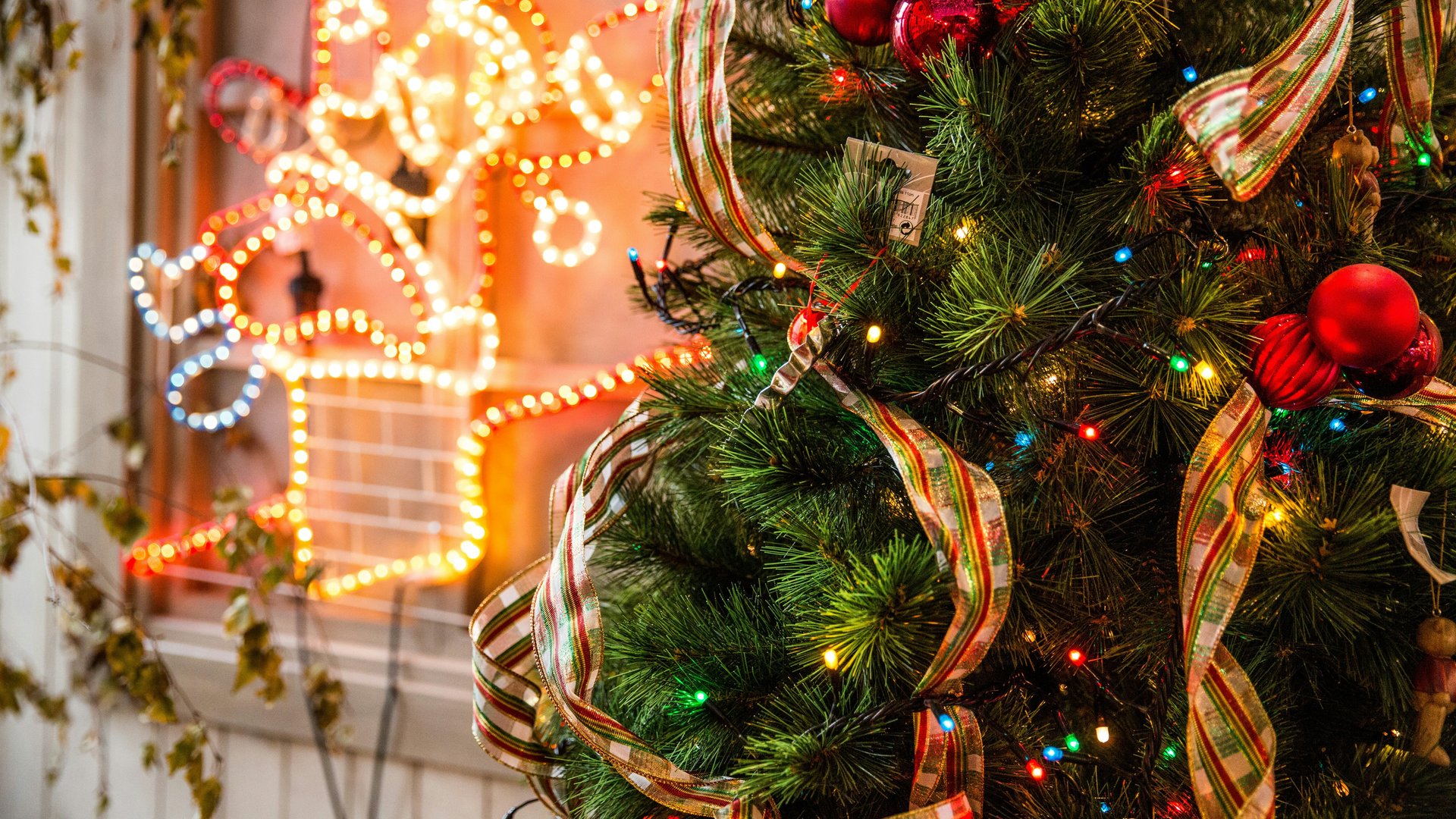 Christmas tree with festive ribbons and lights - Full HD wallpapers in 1920x1080 resolution