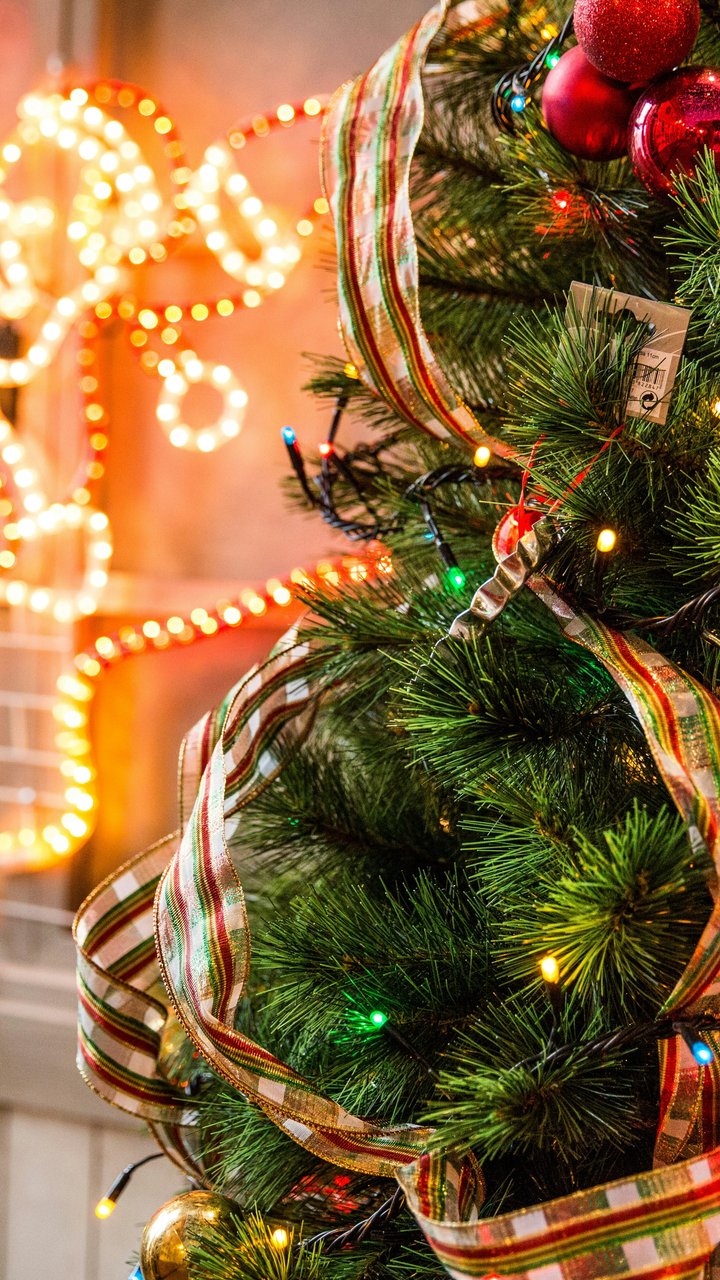 Christmas tree with festive ribbons and lights - Wallpapers for Samsung/LG in 720x1280 resolution