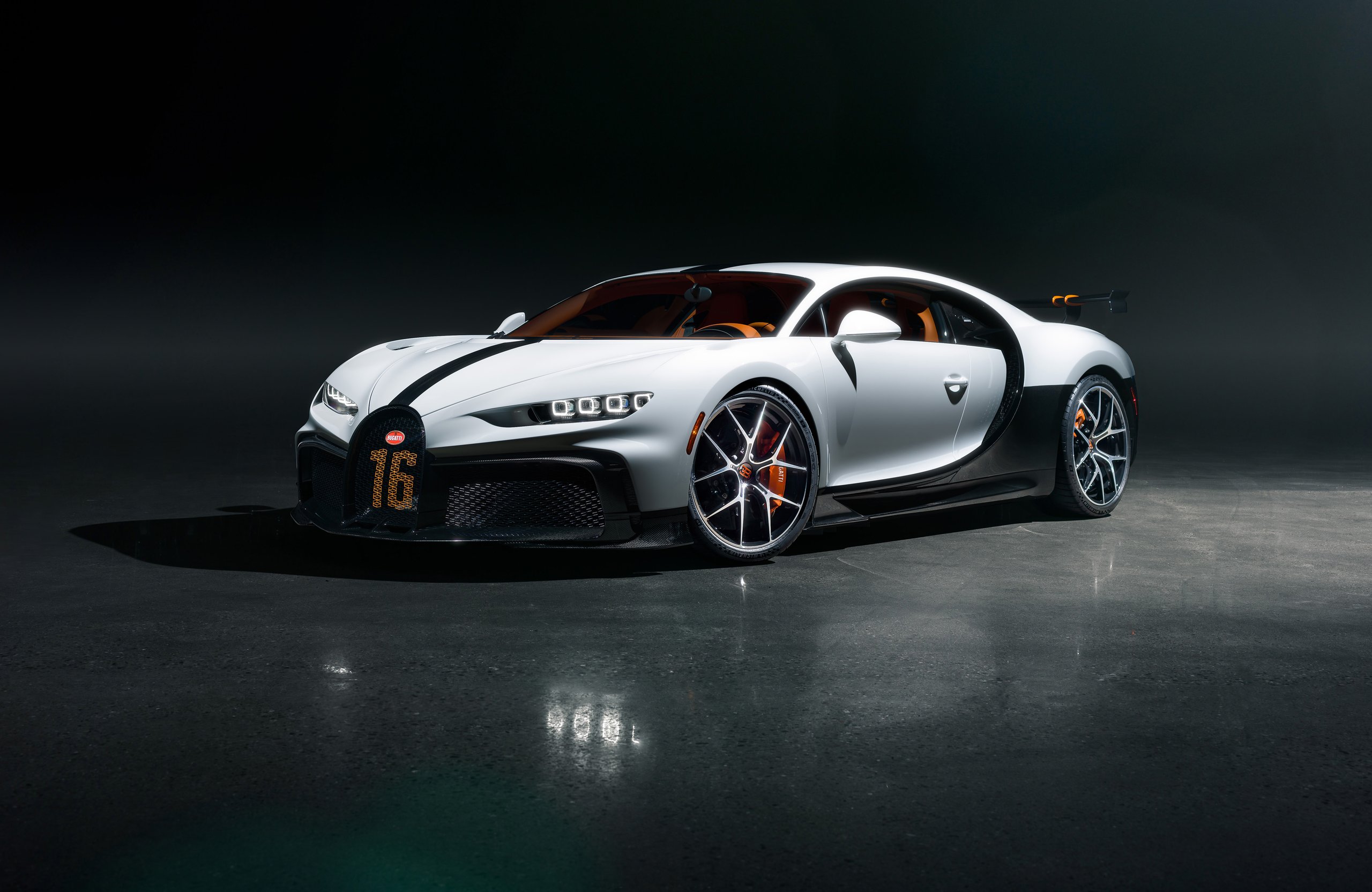 White Bugatti Chiron Pur Sport - Wallpapers for Apple MacBook Air 13 M2″ in 2560x1664 resolution