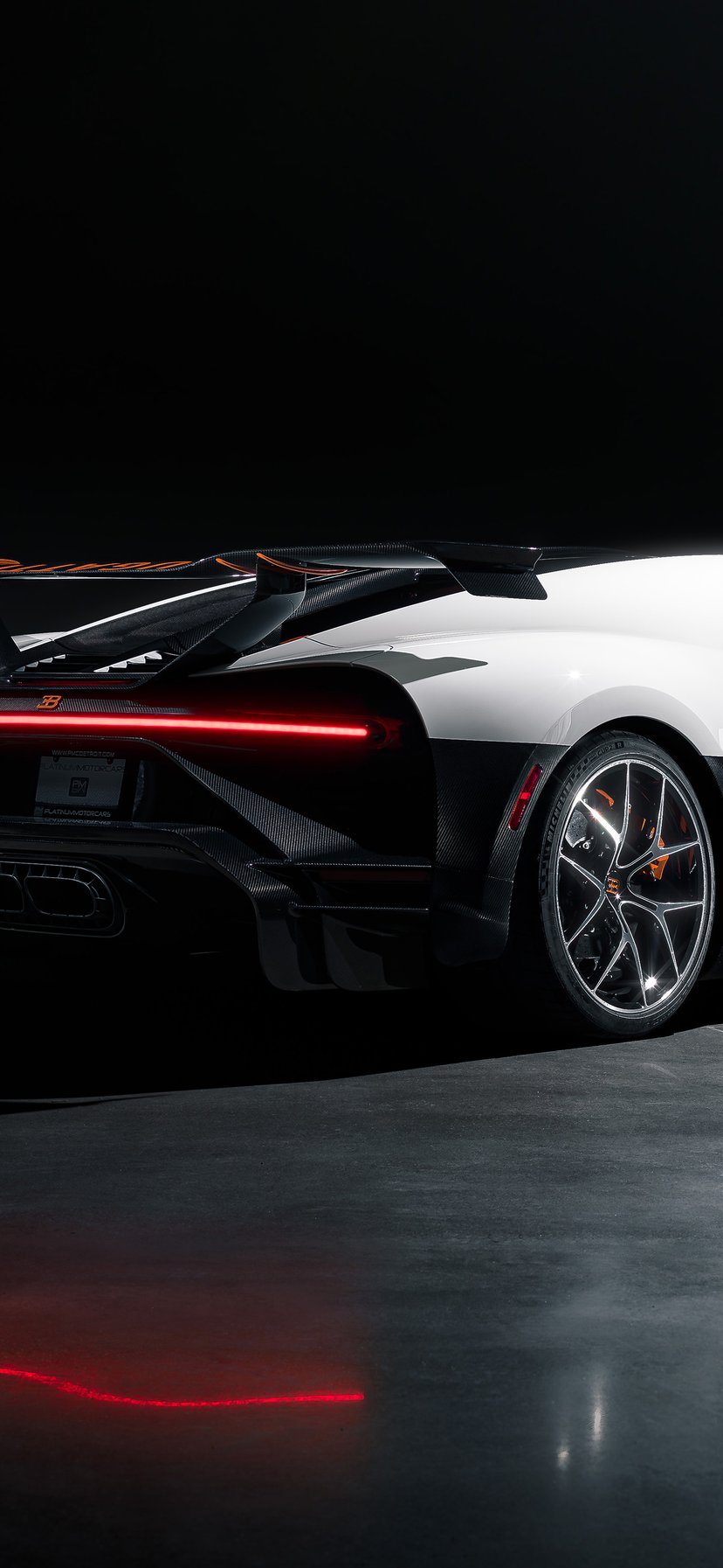 Bugatti Chiron Pur Sport с карбоном - Обои для iPhone 11/XR в разрешении 828x1792