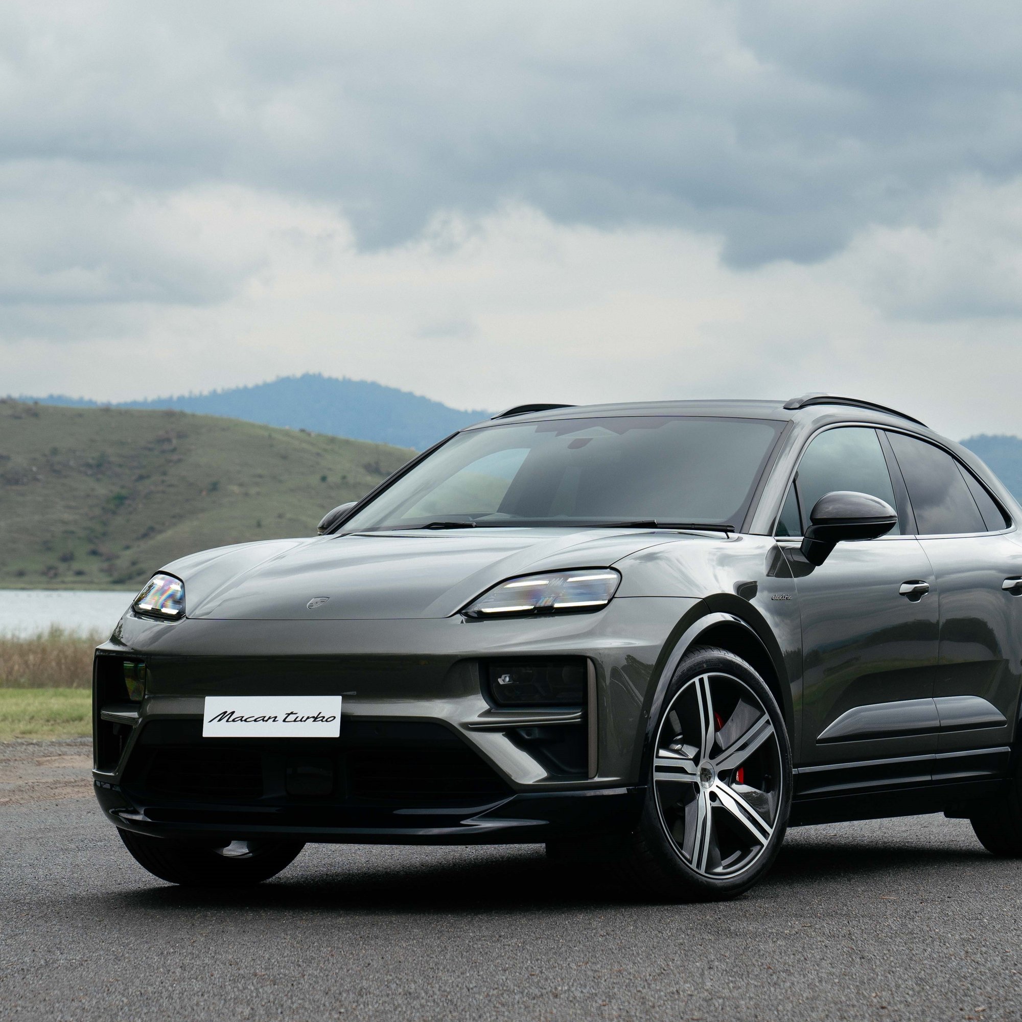 Серый Porsche Macan Electric - Обои для Samsung/Xiaomi в разрешении 2000x2000