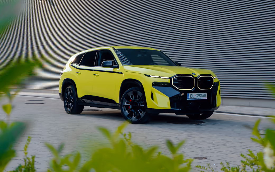 Ярко-зеленый BMW XM — обои на рабочий стол и телефон