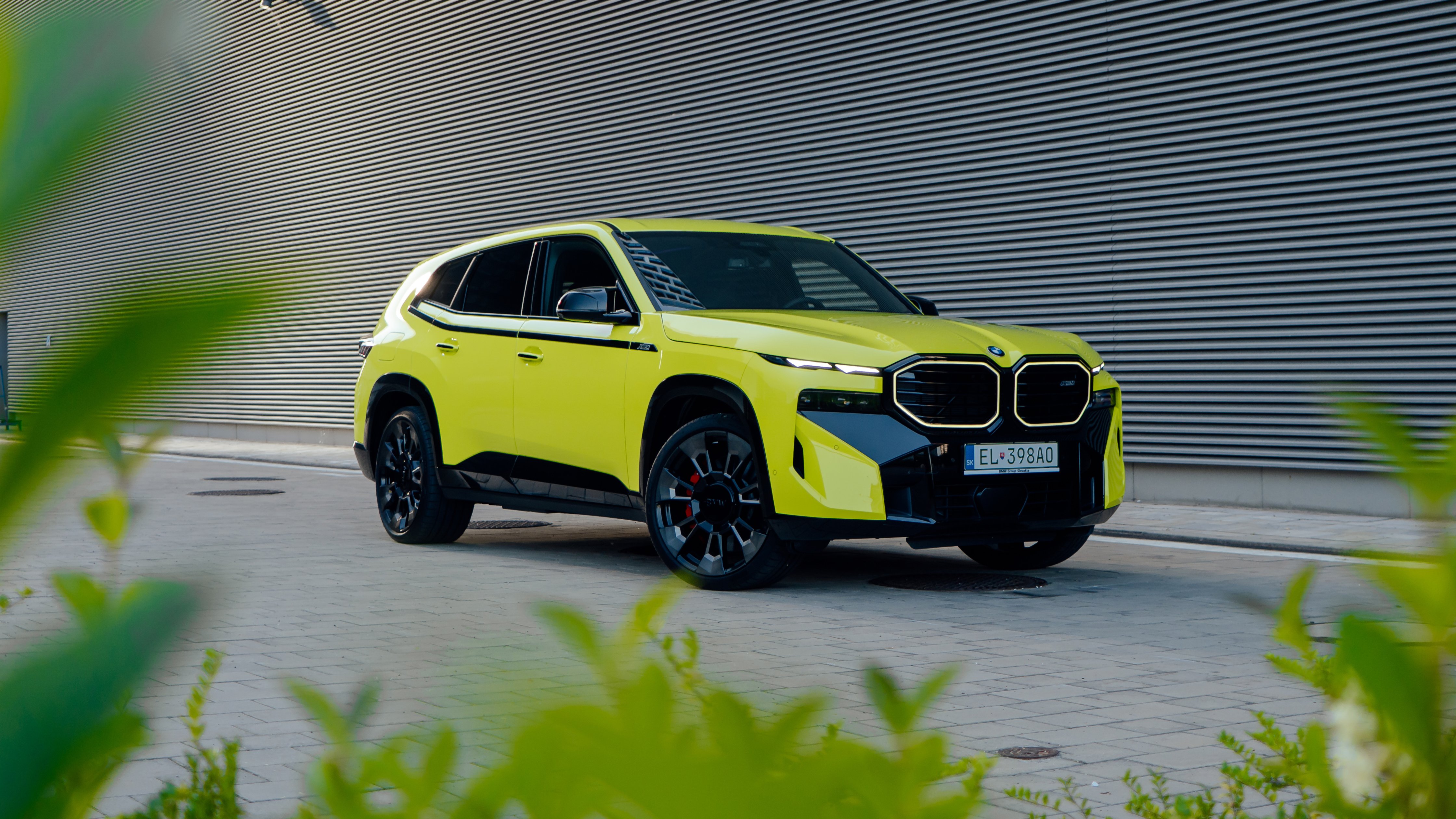 Bright green BMW XM - Wallpapers for Apple iMac 24″ in 4480x2520 resolution