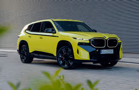 Обои урбанизация: BMW XM, Внедорожник, люксовая машина, парковка