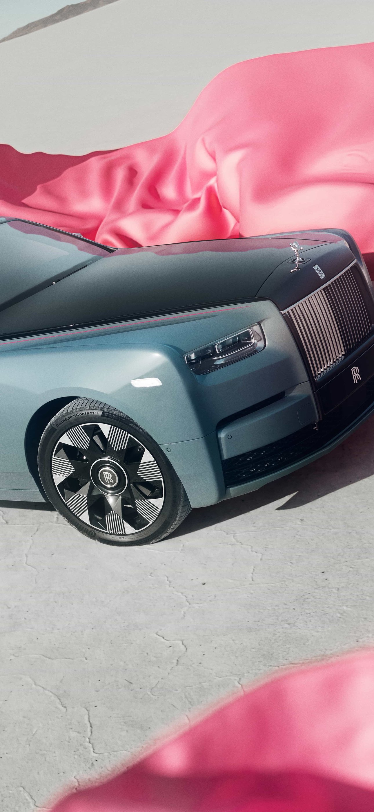 Rolls-Royce Phantom Luxury Sedan - Wallpapers for iPhone 15 Pro Max/14 Pro Max in 1290x2796 resolution