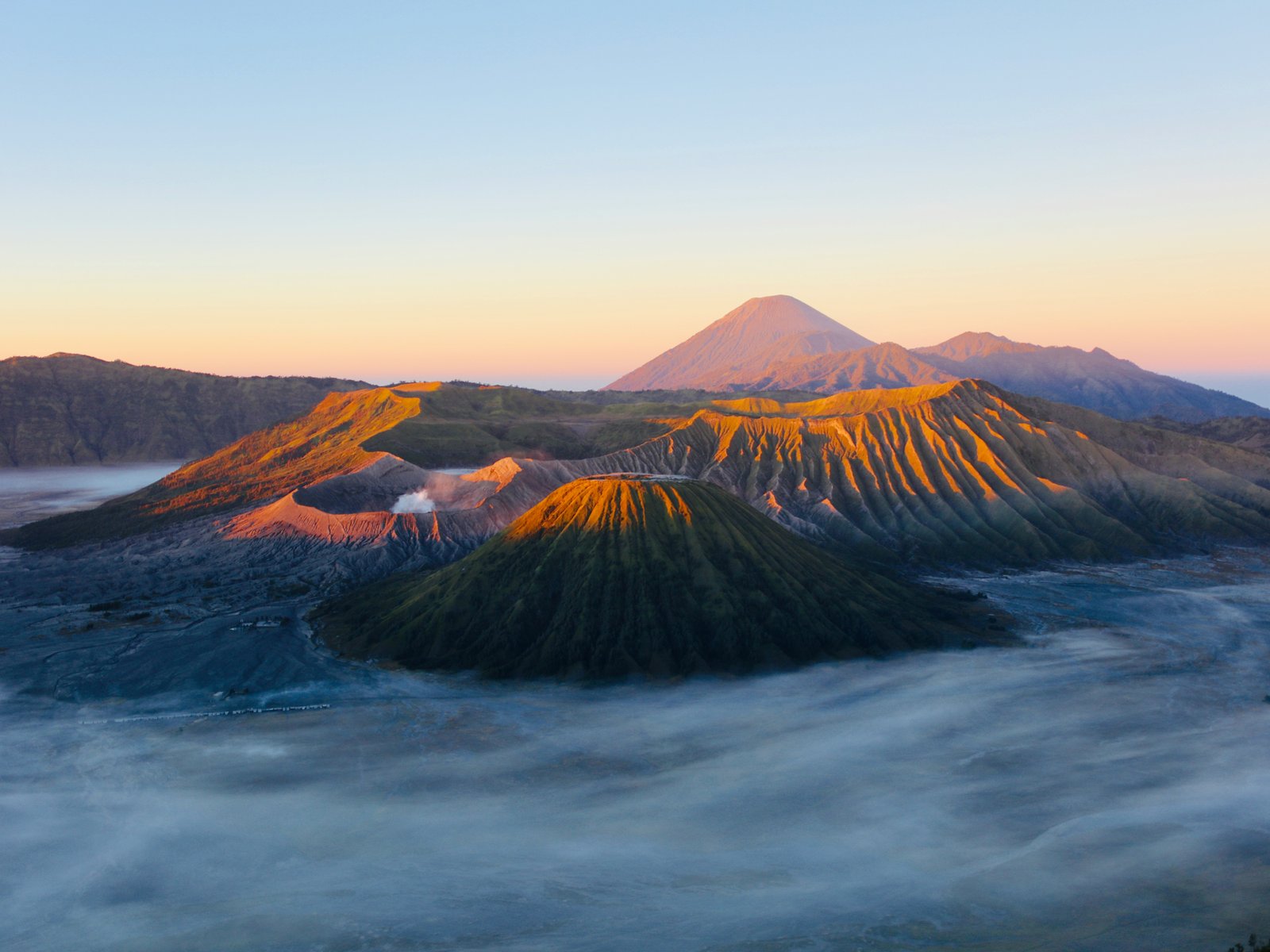 Bromo Volcano Sunrise View - UXGA wallpapers in 1600x1200 resolution