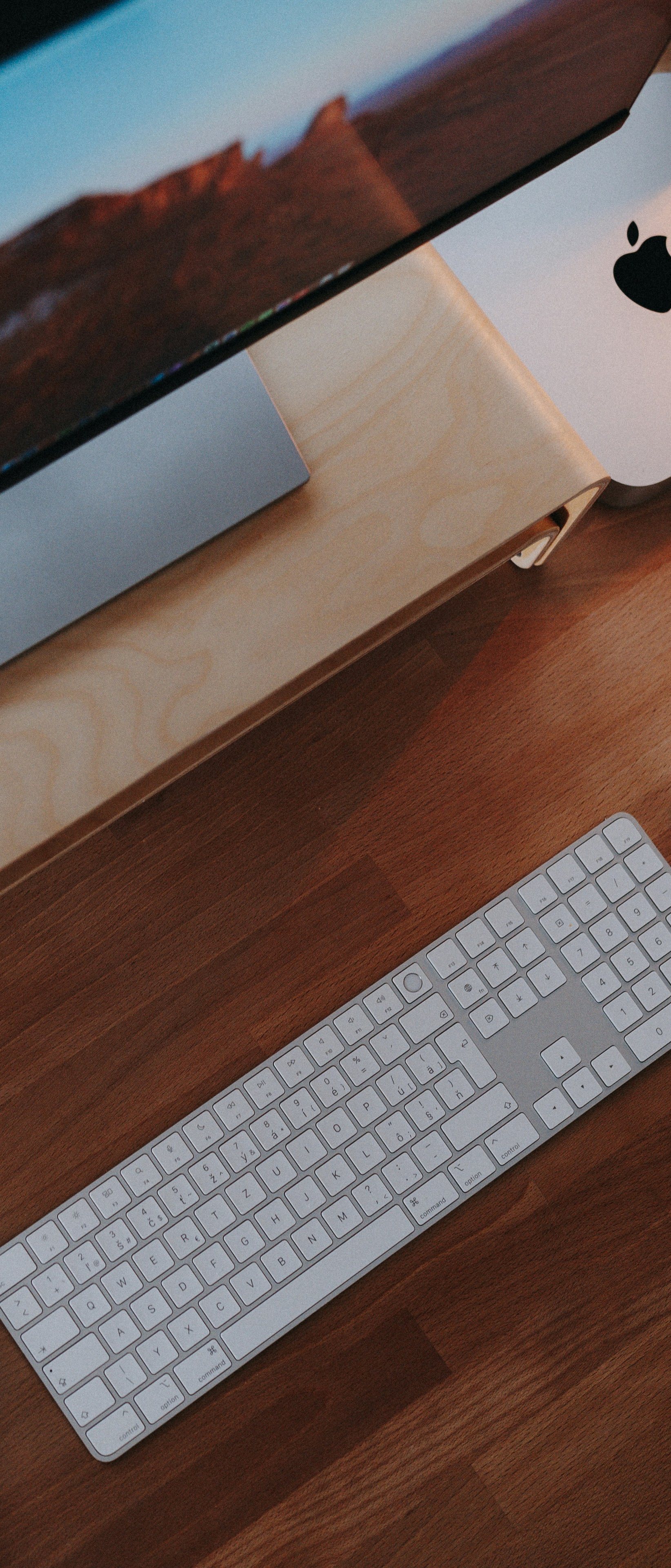 Modern workspace with Apple computer setup - Wallpapers for Sony Xperia 1/Xperia 1 III/Xperia PRO-I in 1644x3840 resolution