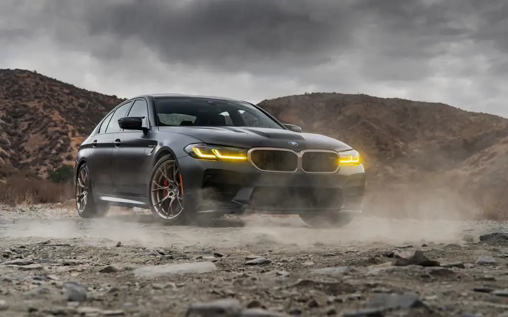 BMW M5 CS F90 на горной дороге — обои на рабочий стол и телефон
