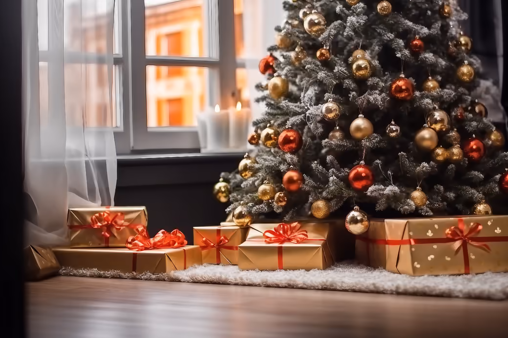 Christmas tree with gifts — desktop and phone wallpaper, free download