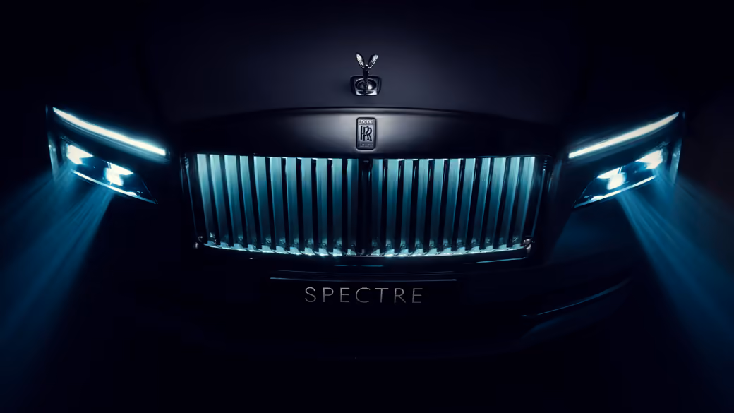 Rolls-Royce Spectre в темноте спереди - Обои для iPad Pro 12.9″ в разрешении 2732x2732