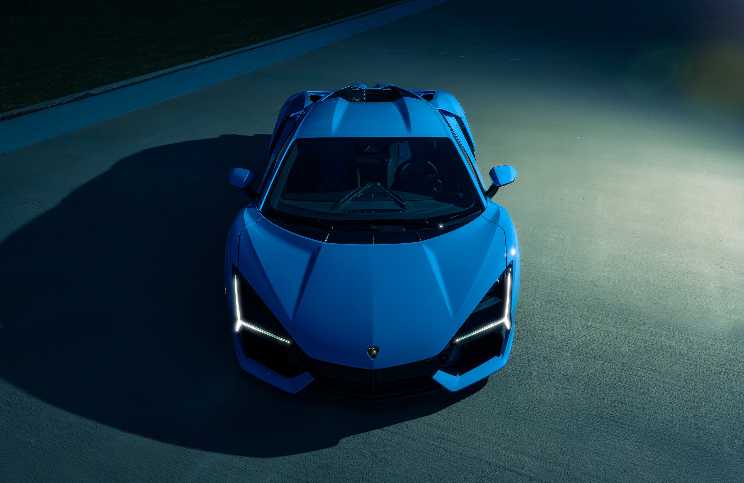 Blue Lamborghini Revuelto Front View - Wallpapers for Apple MacBook Air 13 M2″ in 2560x1664 resolution