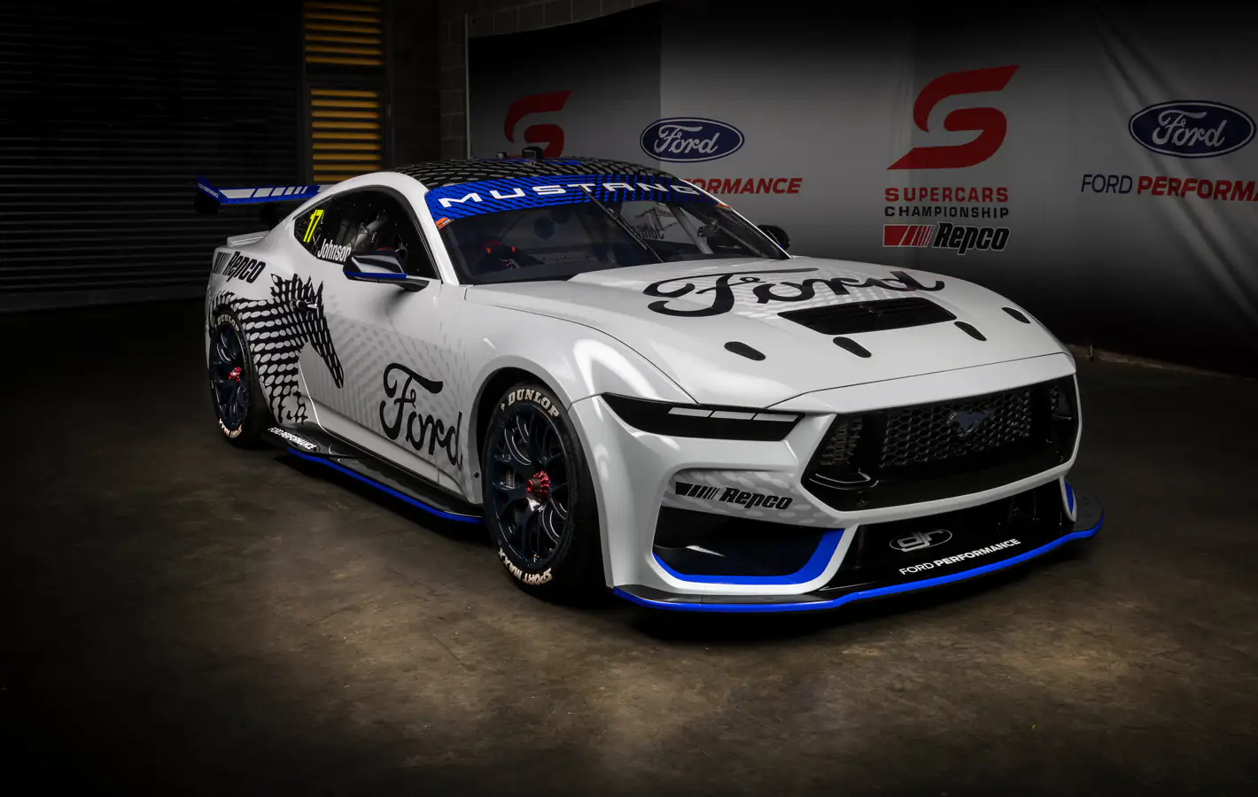 Гоночный болид Ford Mustang GT в гараже — обои на рабочий стол и телефон