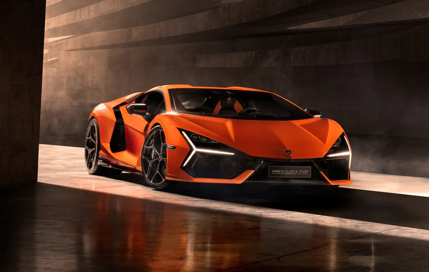 Оранжевый Lamborghini Revuelto купе вид спереди — обои на рабочий стол и телефон