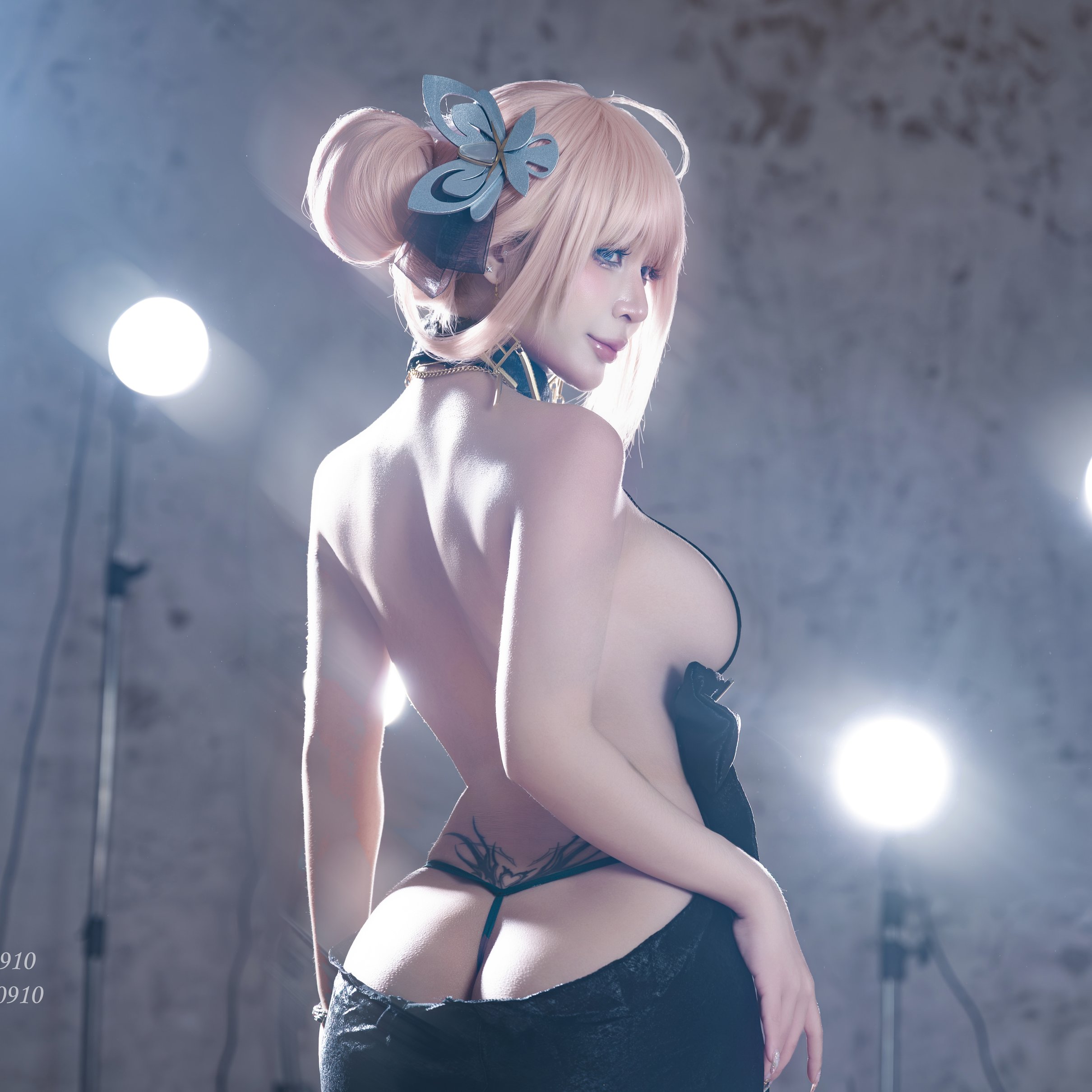 Umeko J Cosplay as Emma from Nikke - Wallpapers for iPad Pro 11″ 2024 in 2420x2420 resolution