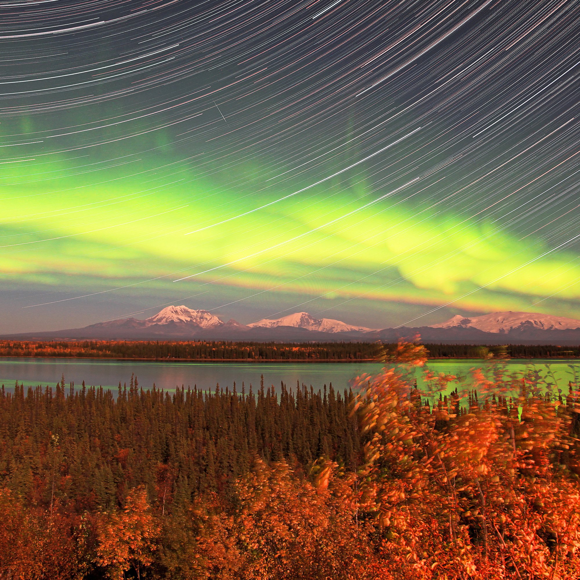 Aurora and light trails over the mountains - Wallpapers for Samsung/Xiaomi in 2000x2000 resolution