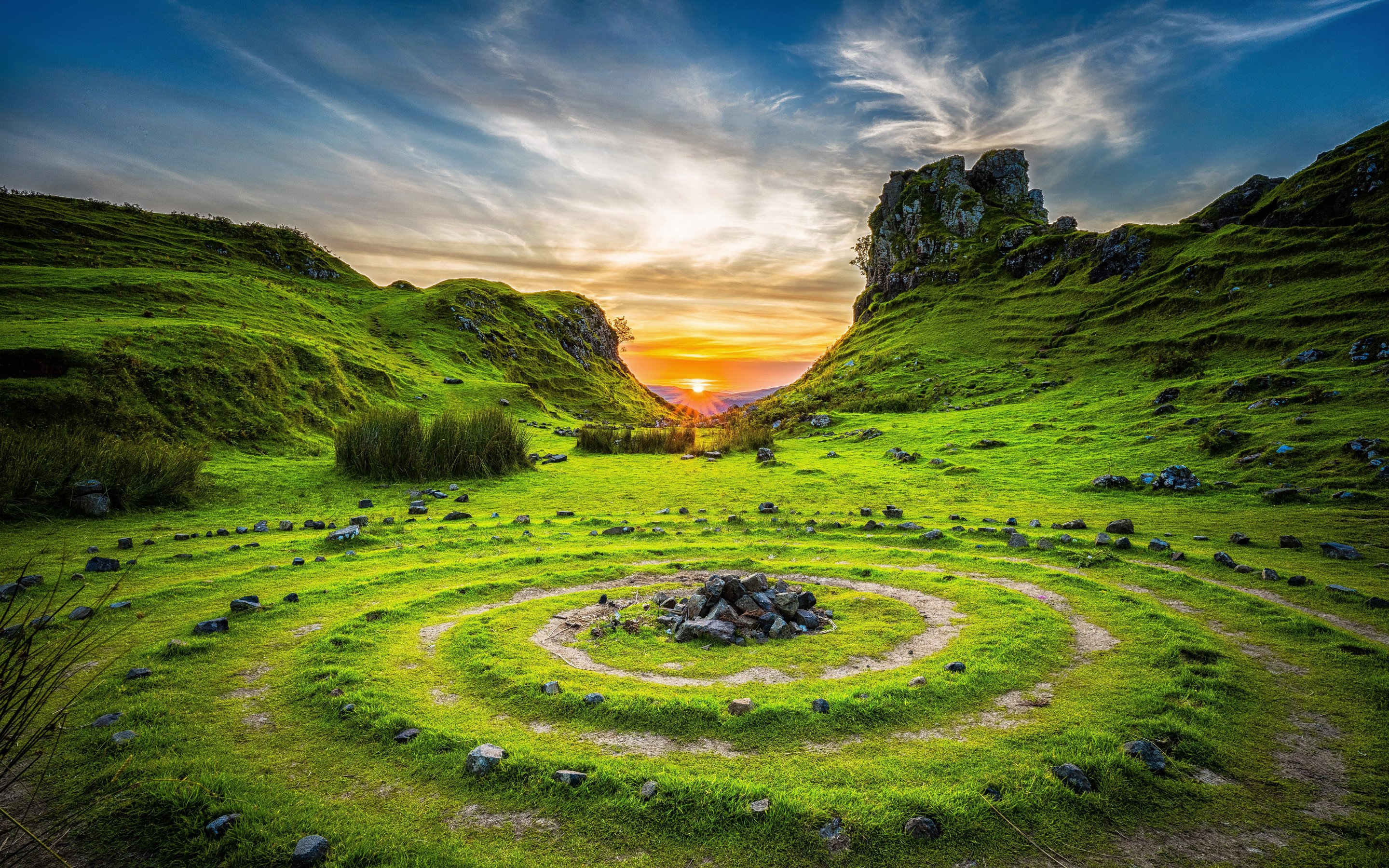 Valley of Fairies in Scotland with green grass - Wallpapers for Apple MacBook 15″ in 2880x1800 resolution