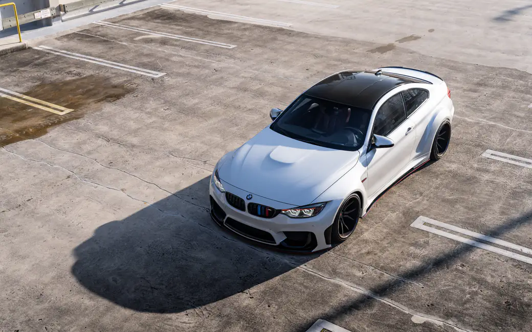 BMW M4 F82 с обвесом из карбона — обои на рабочий стол и телефон