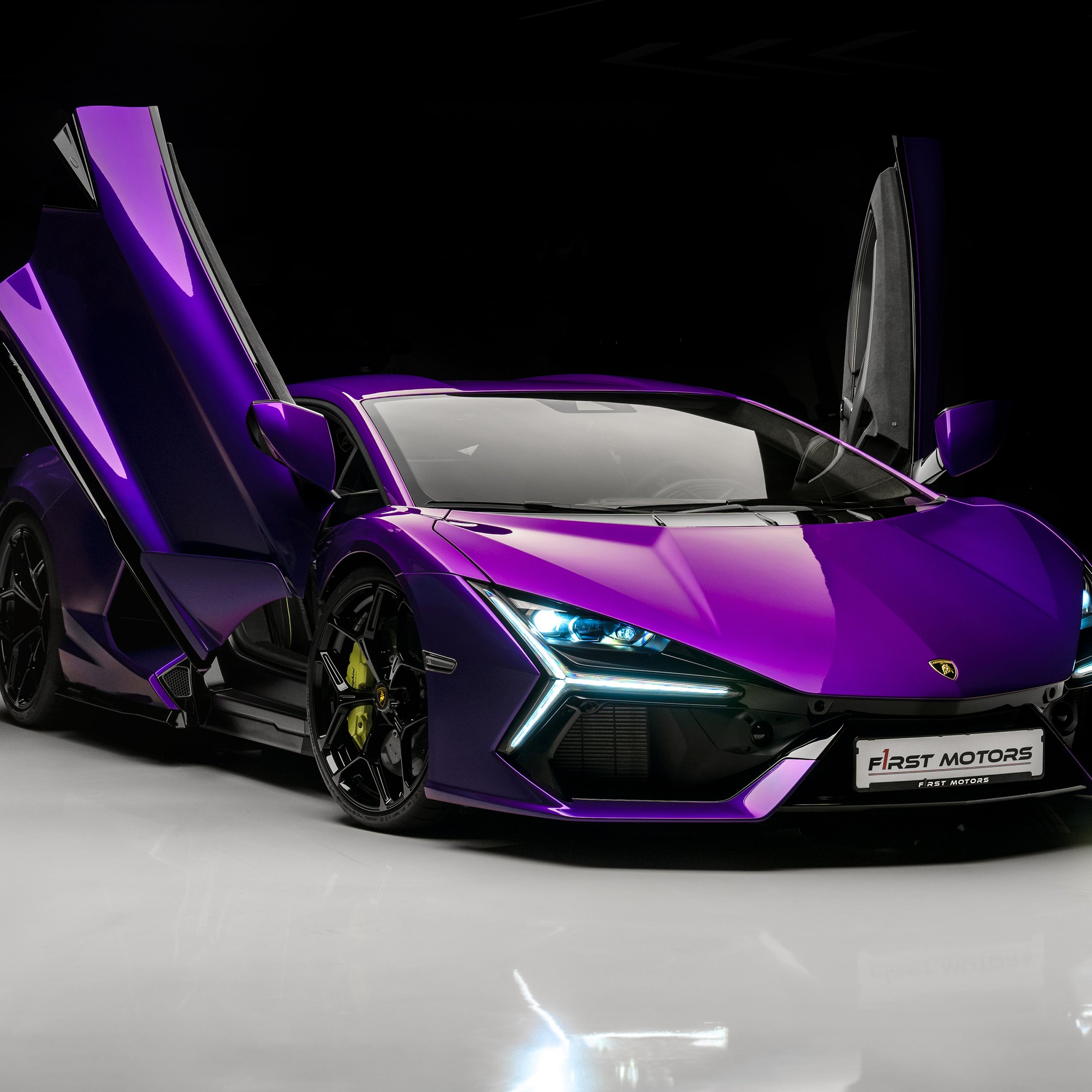 Фиолетовый Lamborghini Revuelto гиперкар - Обои для iPad Air 10.9″ в разрешении 2360x2360