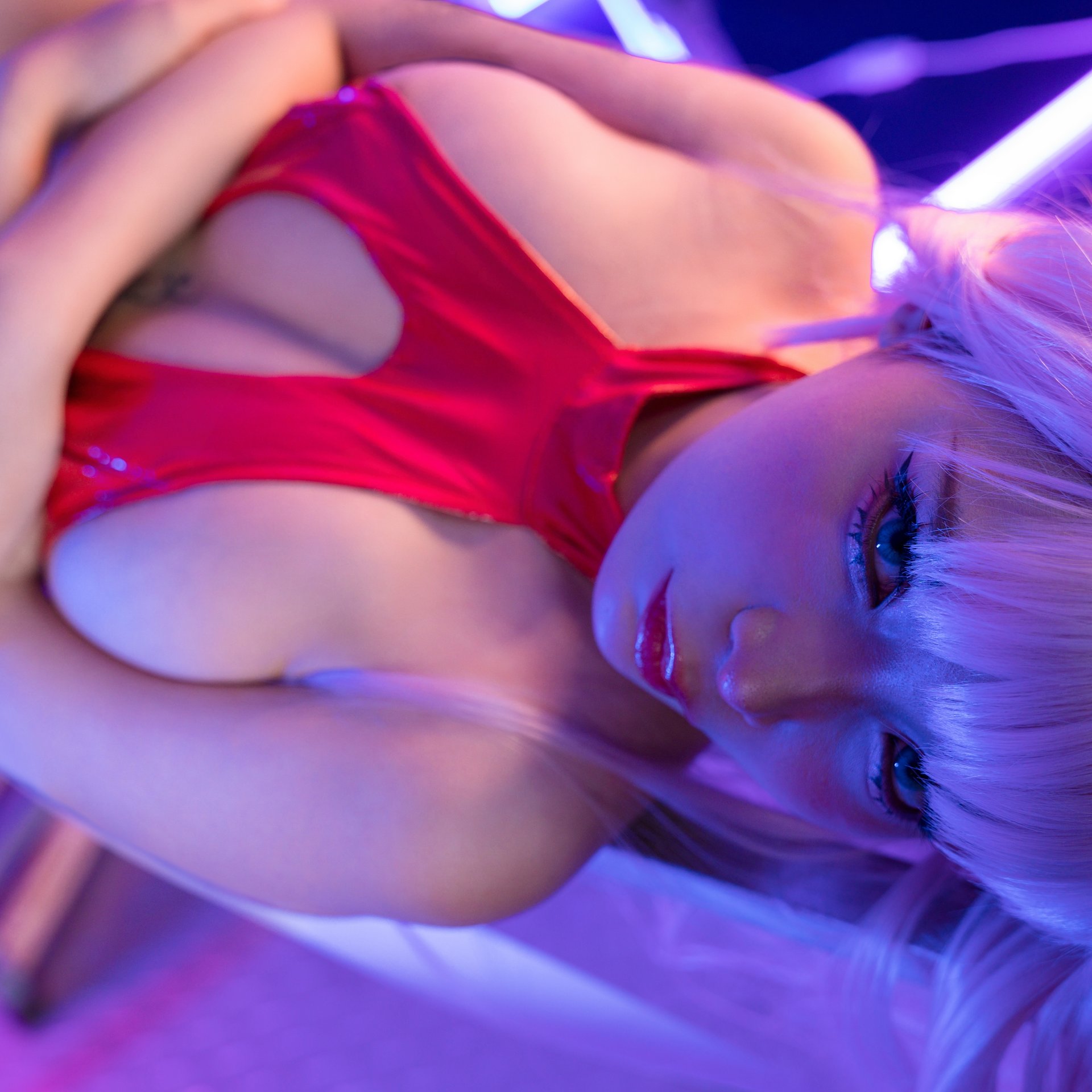 Umeko J в костюме Zero Two - Обои для Samsung Galaxy Tab в разрешении 1920x1920
