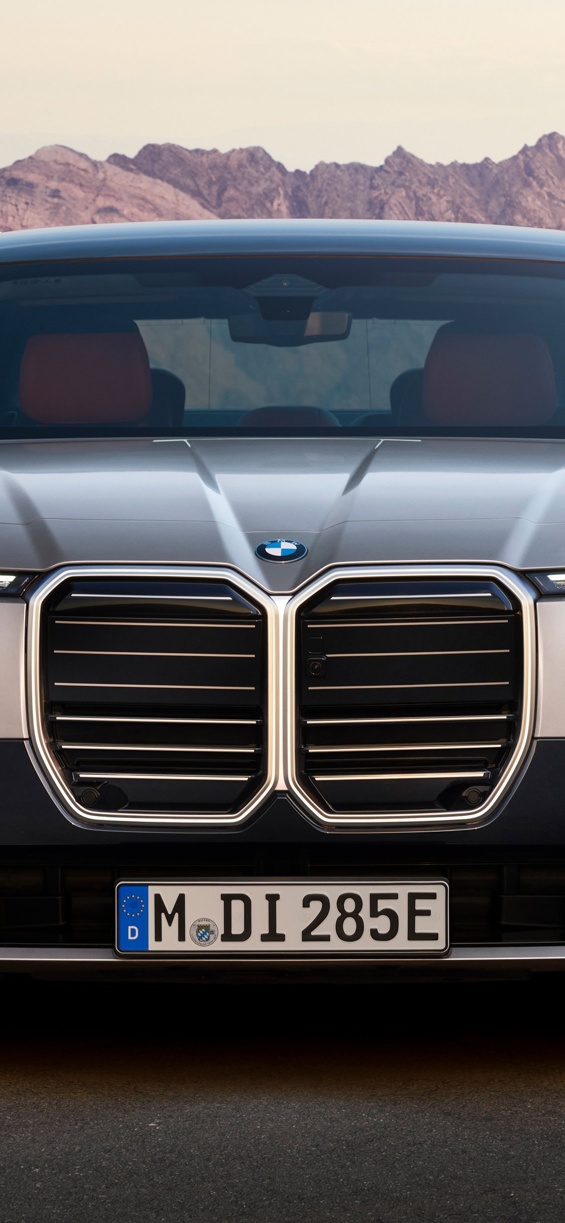 BMW i7 G70 Front View 2026 - Wallpapers for iPhone X/XS/11 Pro in 1125x2436 resolution
