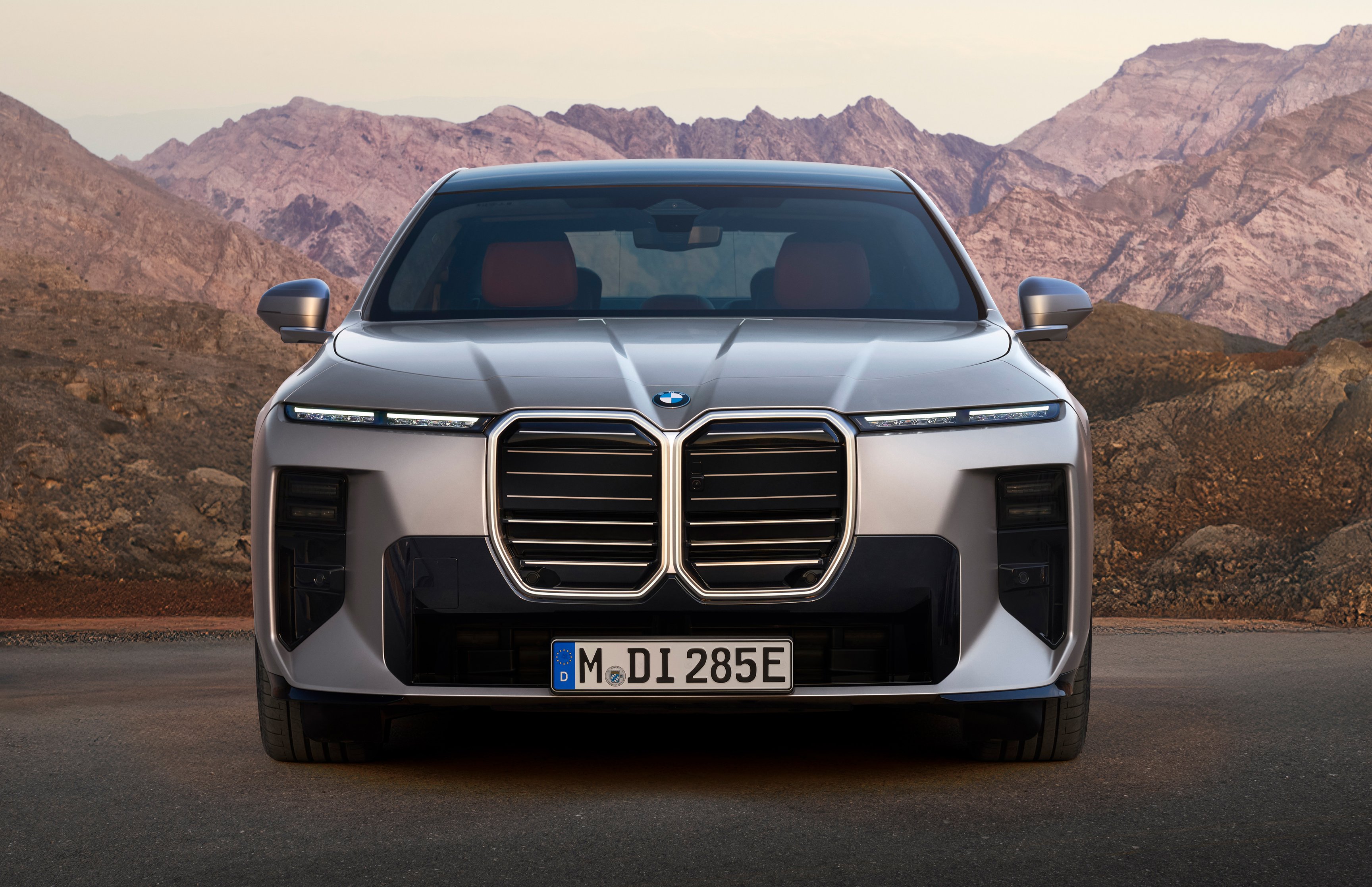 BMW i7 G70 Front View 2026 - Wallpapers for Apple MacBook 16.2″ in 3456x2234 resolution