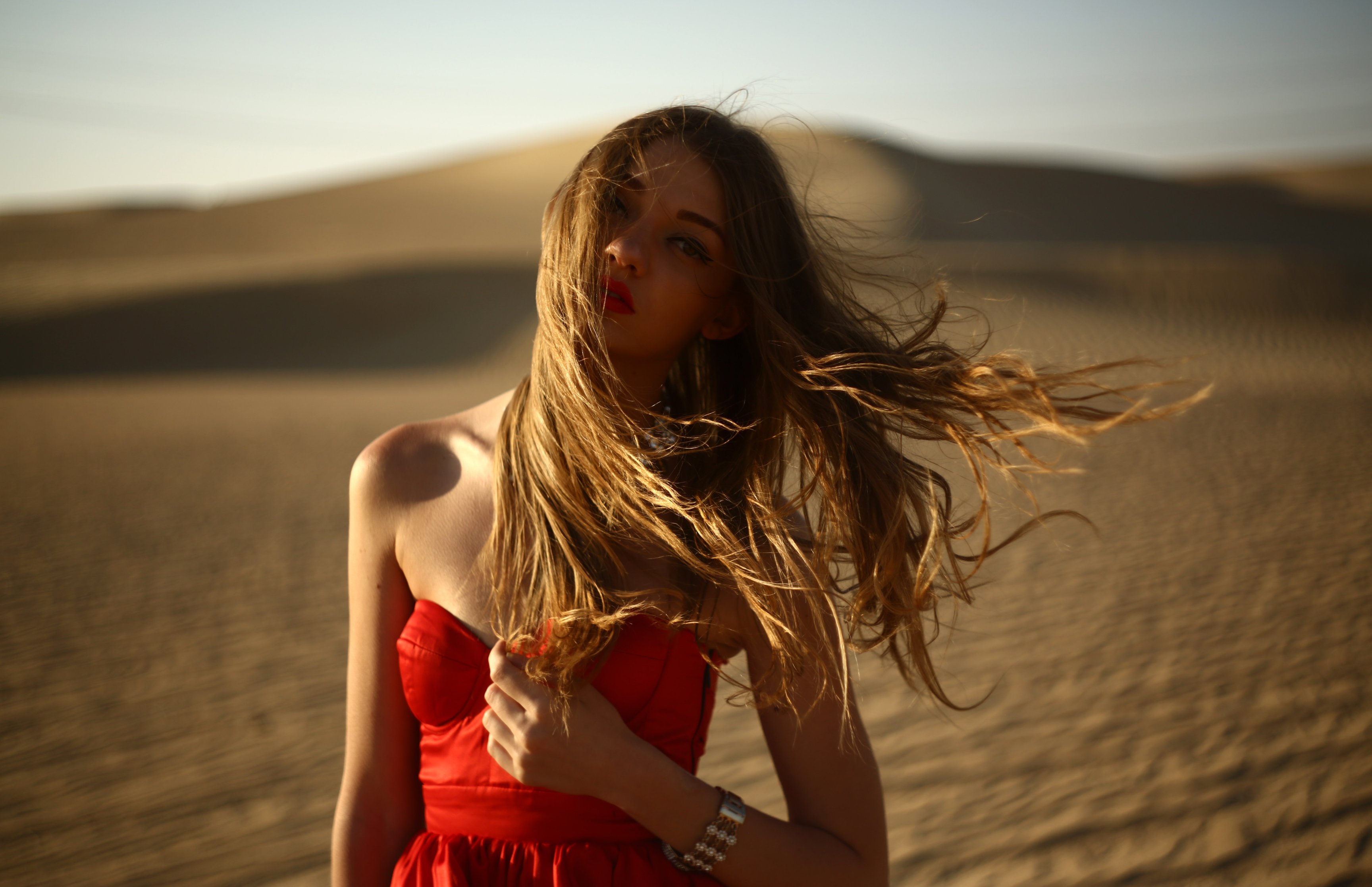 Evening Blonde in Desert Dune - Wallpapers for Apple MacBook 16.2″ in 3456x2234 resolution